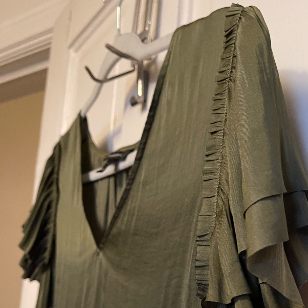 Banana Republic NWOT Olive V-Neck Silk Crinkle Blouse